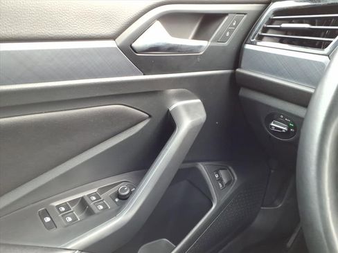 Used 2023 Volkswagen Jetta SE w/ Panoramic Sunroof Package image 24