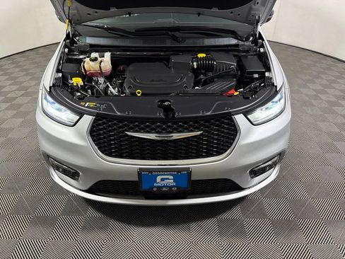 Used 2024 Chrysler Pacifica Touring-L FWD image 27