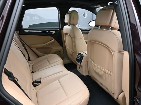 Certified 2025 Porsche Macan AWD/4WD image 27