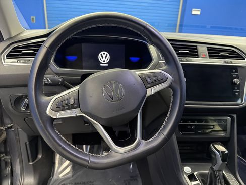Used 2023 Volkswagen Tiguan SE w/ Panoramic Sunroof Package FWD image 14