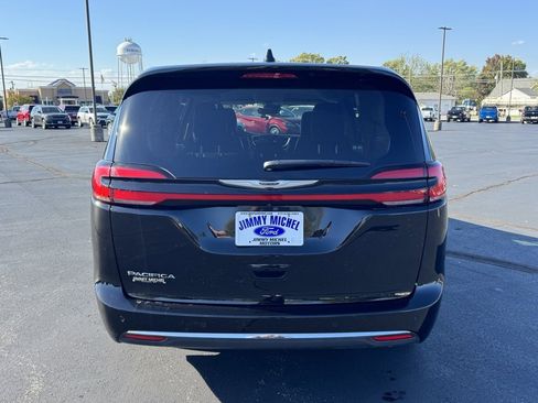 Used 2024 Chrysler Pacifica Touring-L image 18