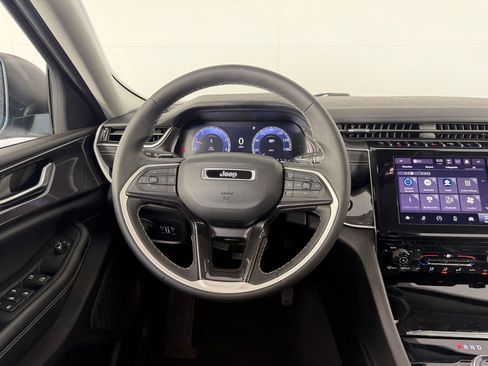 Used 2023 Jeep Grand Cherokee Laredo AWD/4WD image 29