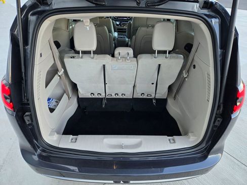 Used 2021 Chrysler Pacifica Touring-L w/ Premium & Safety Sphere Group image 18