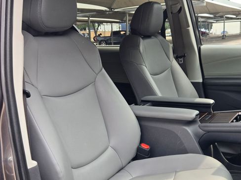 Used 2022 Toyota Sienna XLE FWD image 28