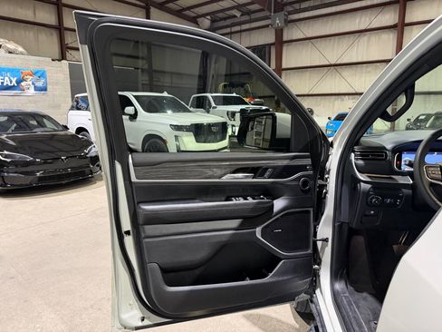 Used 2022 Jeep Wagoneer Series III RWD image 11