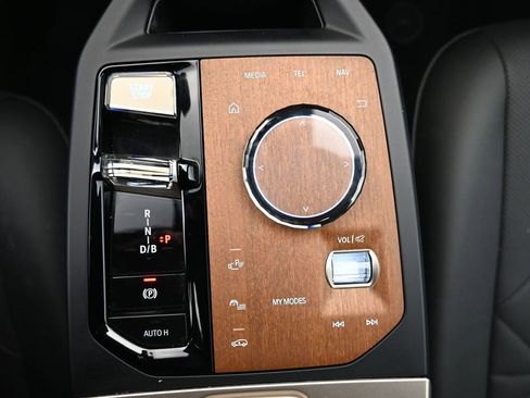 Used 2023 BMW iX xDrive50 w/ Premium Package image 18