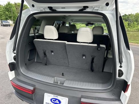 Used 2025 Hyundai Santa Fe SEL FWD image 16