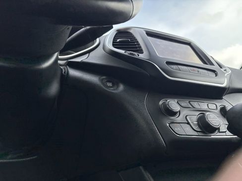 Used 2021 Jeep Cherokee Trailhawk w/ Technology Group AWD/4WD image 24