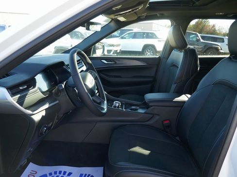 New 2025 Jeep Grand Cherokee Altitude image 13