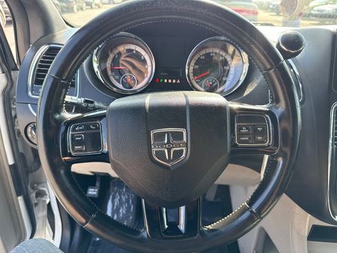 Used 2019 Dodge Grand Caravan SXT FWD image 16