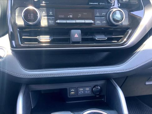 Used 2022 Toyota Highlander LE FWD image 32