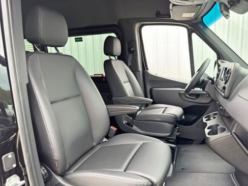 Used 2024 Mercedes-Benz Sprinter 2500 image 31