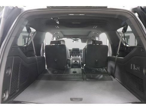 Used 2024 GMC Yukon XL SLT w/ SLT Premium Package AWD/4WD image 32