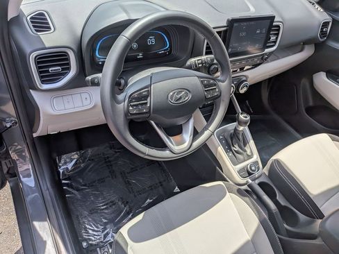 Used 2025 Hyundai Venue SEL FWD image 13