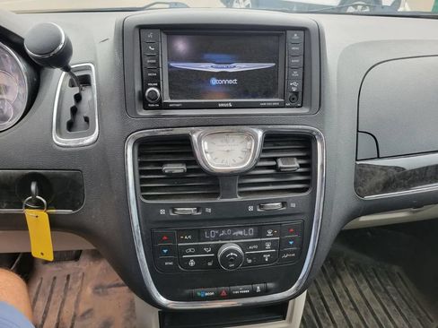 Used 2014 Chrysler Town & Country Touring w/ Driver Convenience Group FWD image 10