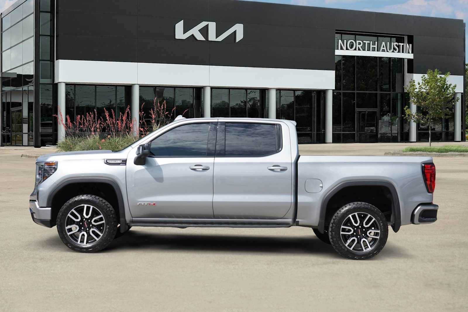 Used 2024 GMC Sierra 1500 AT4 w/ Technology Package AWD/4WD image 3