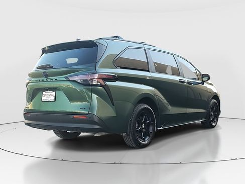 Used 2025 Toyota Sienna XLE Woodland Edition image 5