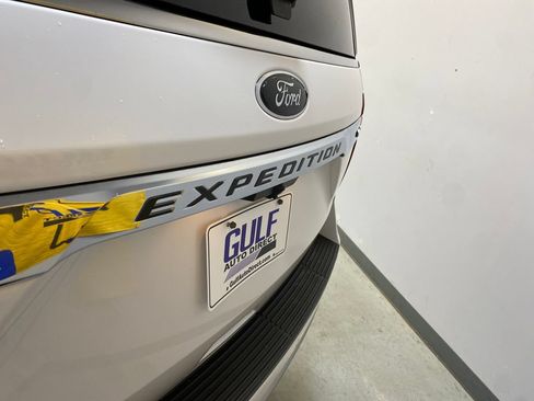 Used 2018 Ford Expedition Max XLT w/ Equipment Group 202A RWD image 17