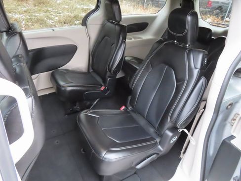Certified 2024 Chrysler Pacifica Touring-L FWD image 21