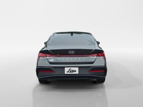 Used 2024 Hyundai Elantra SE FWD image 5
