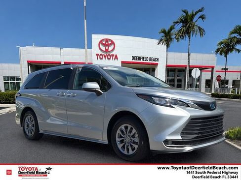 Used 2025 Toyota Sienna XLE FWD image 1