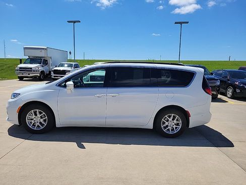 Used 2022 Chrysler Pacifica Touring-L w/ Uconnect Theater Family Group FWD image 5