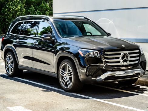 Used 2024 Mercedes-Benz GLS 450 4MATIC image 10