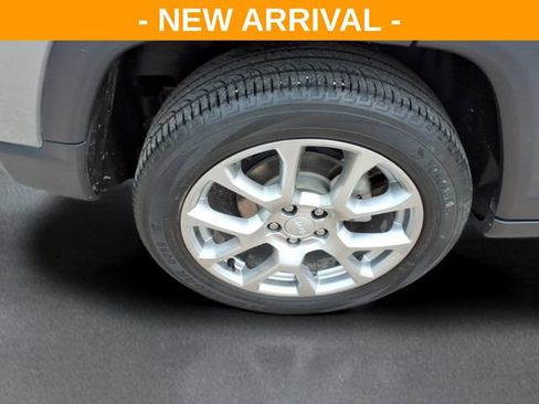 Used 2024 Jeep Compass Latitude AWD/4WD image 9