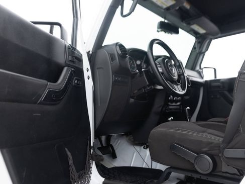 Used 2015 Jeep Wrangler Unlimited Rubicon w/ Connectivity Group AWD/4WD image 31