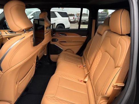 Used 2023 Jeep Grand Cherokee Summit AWD/4WD image 18
