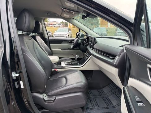 Used 2023 Kia Carnival LX image 25