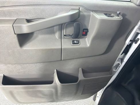Used 2017 Chevrolet Express 3500 Extended RWD image 10