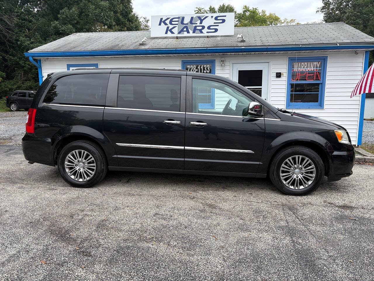 Used 2014 Chrysler Town & Country Touring-L w/ Driver Convenience Group FWD image 2