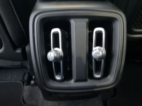 Used 2025 Volvo XC40 B5 Plus image 31