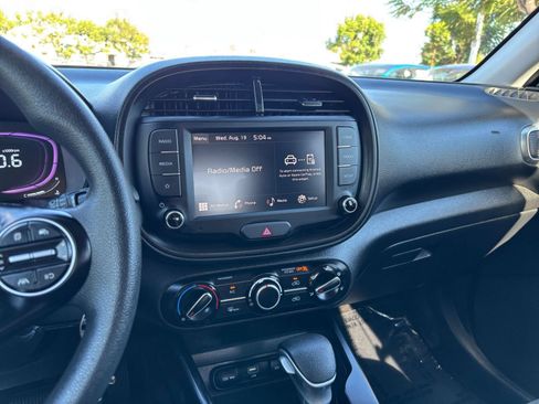 Used 2025 Kia Soul LX w/ LX Technology Package FWD image 17