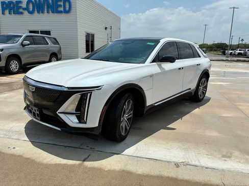 Used 2024 Cadillac Lyriq Luxury w/ LPO, Floor Liner Package AWD/4WD image 7