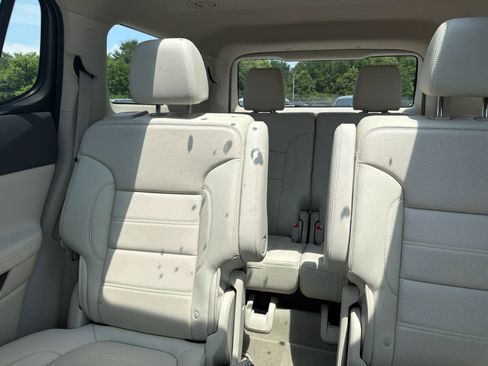 Used 2022 GMC Acadia Denali w/ Denali Ultimate Package FWD image 12