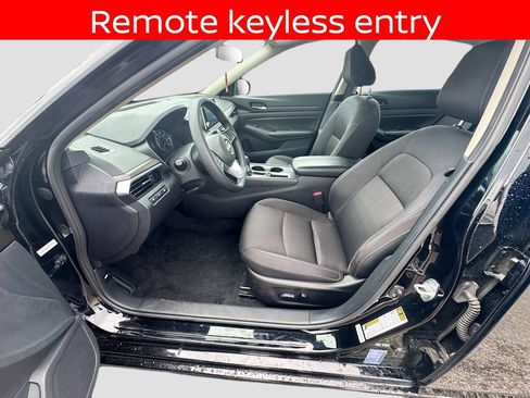 Used 2025 Nissan Altima 2.5 SV FWD image 19
