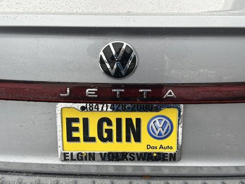 Certified 2025 Volkswagen Jetta SE image 11