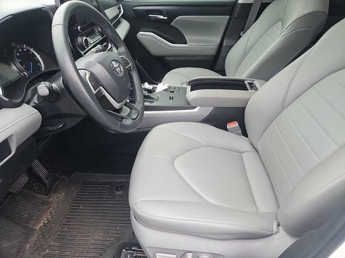 Used 2023 Toyota Highlander XLE AWD/4WD image 29