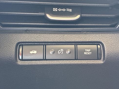 Used 2025 Nissan Altima 2.5 SV FWD image 21