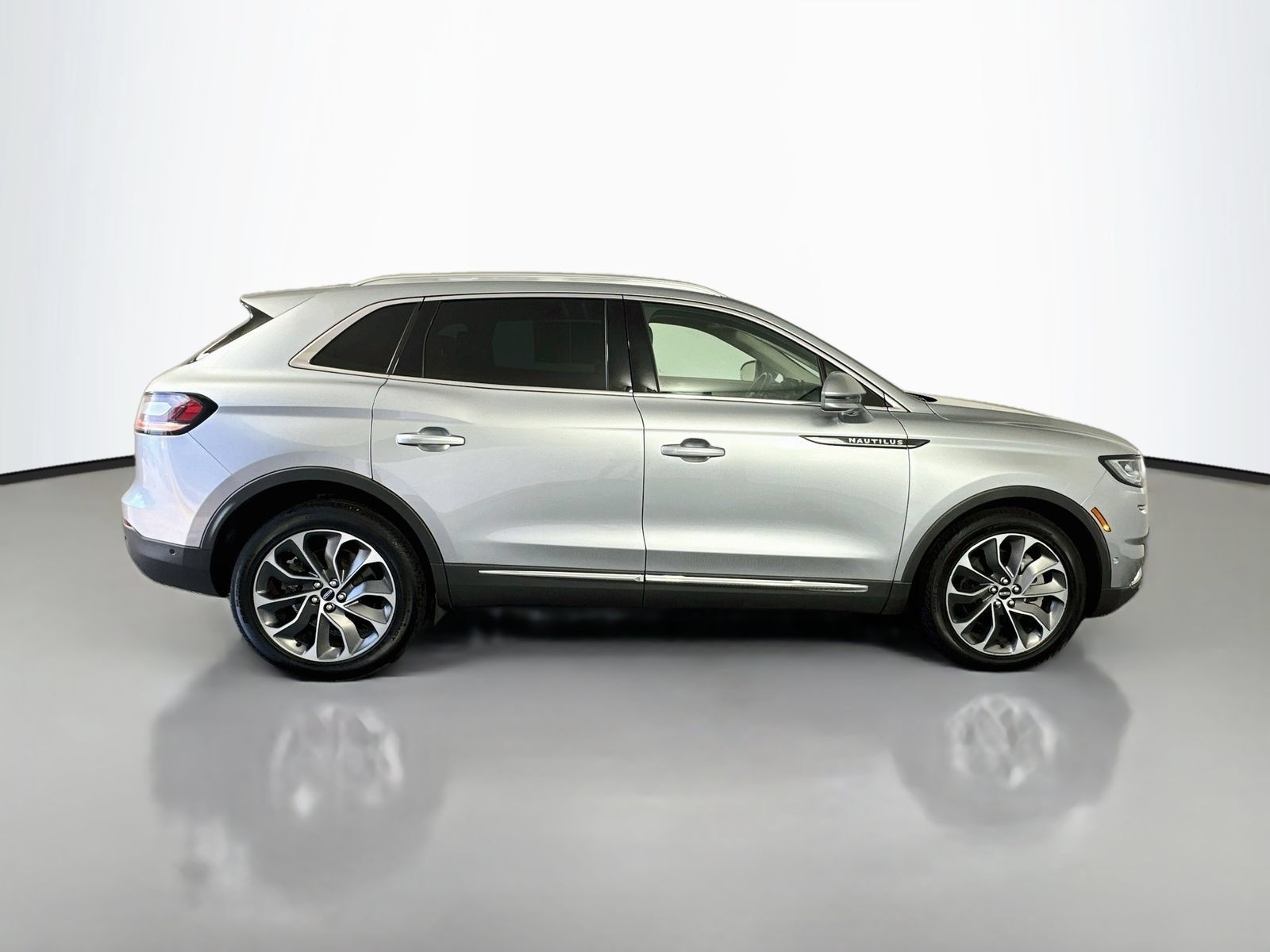 Used 2022 Lincoln Nautilus Reserve w/ Equipment Group 201A AWD/4WD image 8