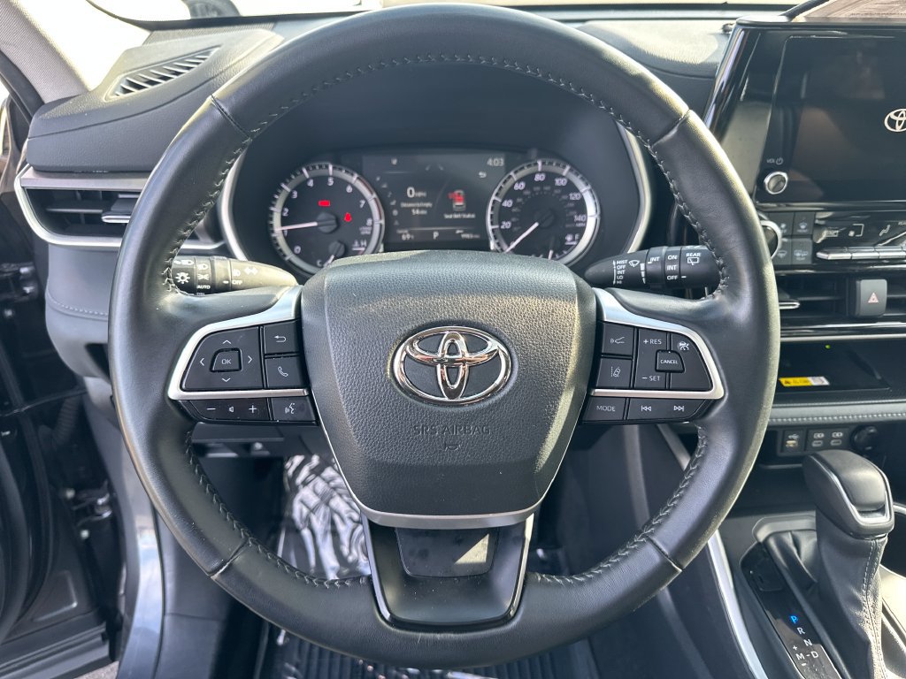 Used 2023 Toyota Highlander XLE AWD/4WD image 19