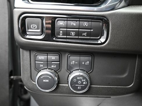 Used 2025 GMC Yukon XL Denali AWD/4WD image 12