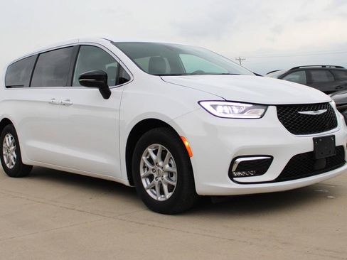 Used 2025 Chrysler Pacifica Select FWD image 3