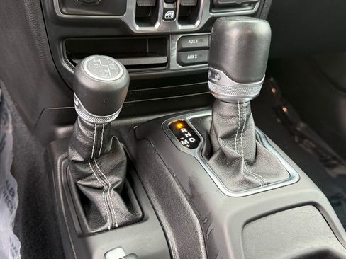 Used 2023 Jeep Wrangler Unlimited Sahara image 31