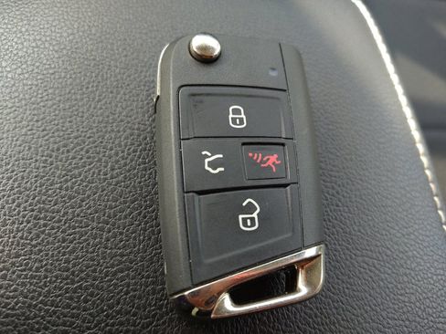 Used 2021 Volkswagen Tiguan SE w/ Panoramic Sunroof Package FWD image 32