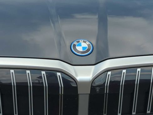 Used 2024 BMW i5 eDrive40i w/ Premium Package image 11