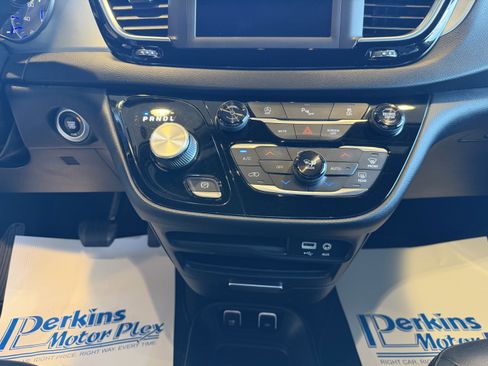 Used 2019 Chrysler Pacifica Touring-L w/ S Appearance Package image 19