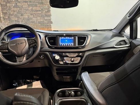 Used 2018 Chrysler Pacifica Touring Plus w/ S Appearance Package FWD image 26